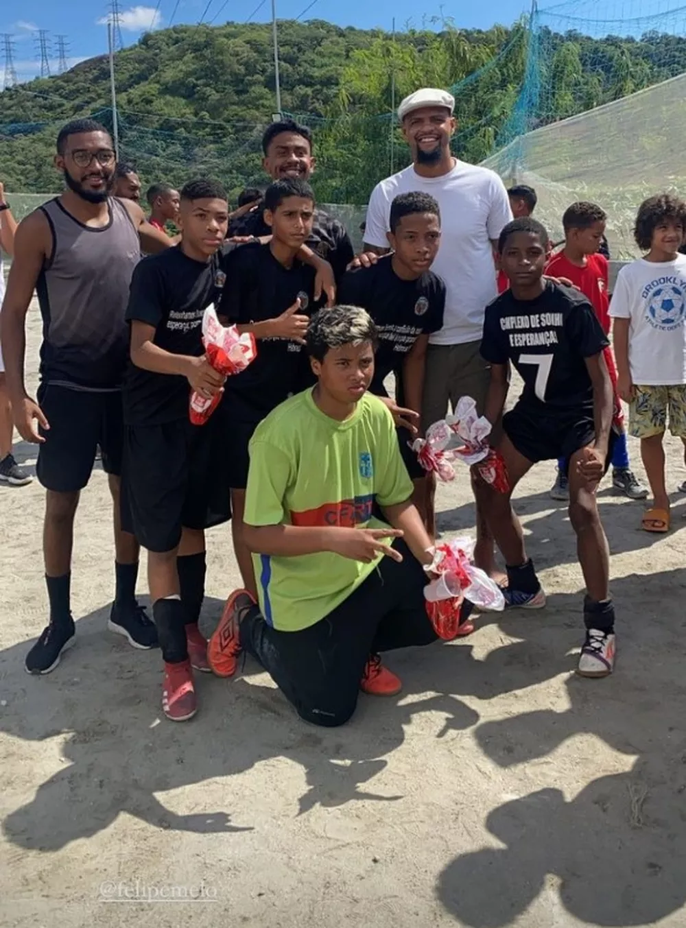 Felipe Melo, do Flu, distribui ovos de Páscoa para crianças no Complexo do Alemão