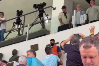 Bolsonaro assiste jogo do Santos contra Coritiba e recebe vaias e gritos de apoio