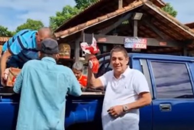 Zeca Pagodinho distribui ovos de Páscoa em Xerém 