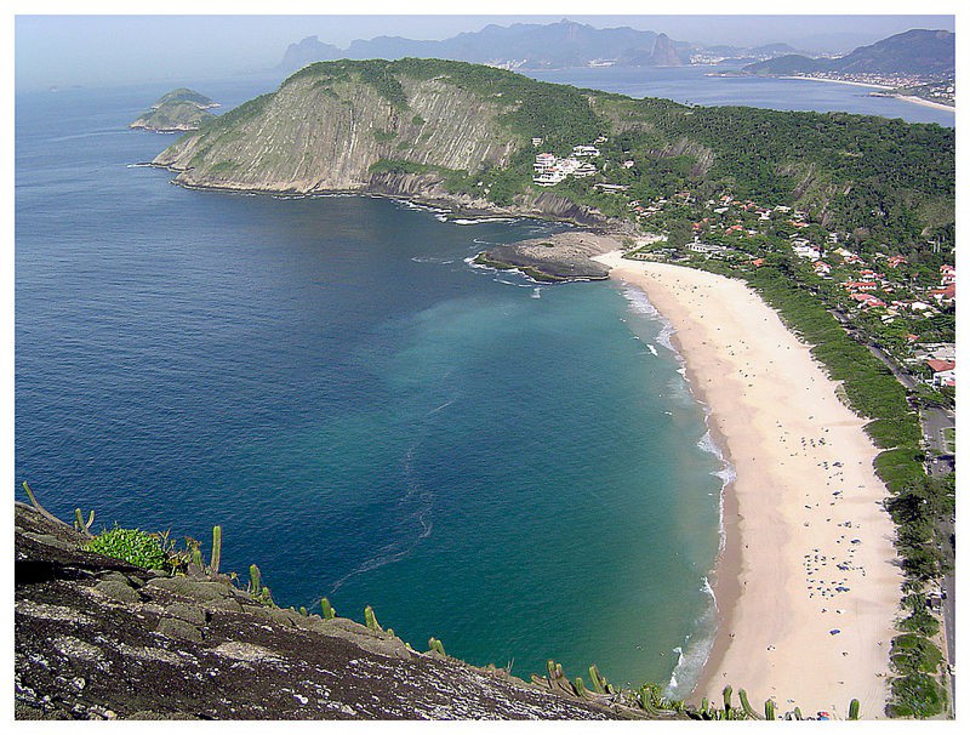 A praia mais famosa de Niter&oacute;i, Itacoatiara, continua com boa balneabilidade para o feriado - Reprodu&ccedil;&atilde;o