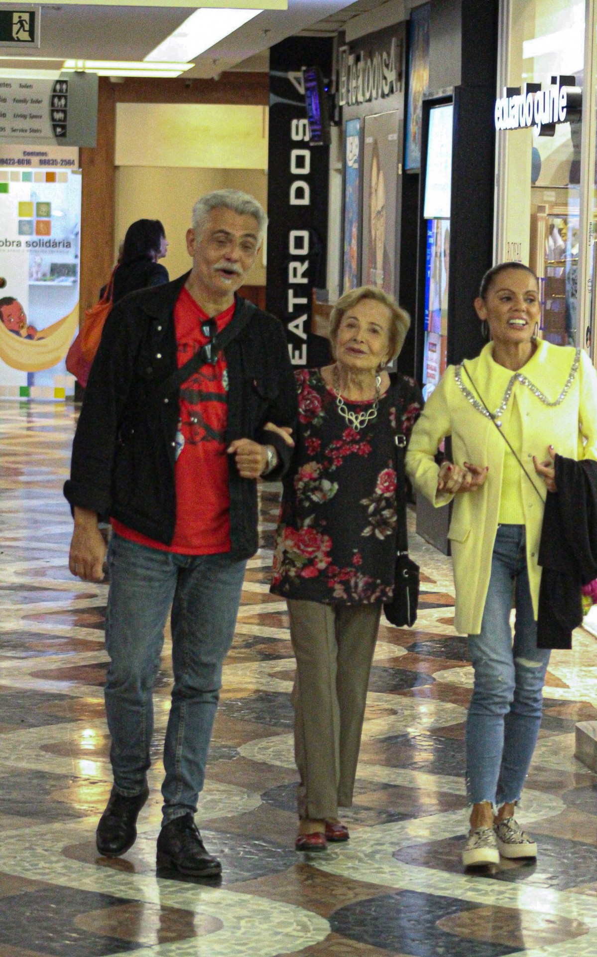 Gl&oacute;ria Menezes passeia no shopping com o filho, Tarc&iacute;sio, e com a nora, Mocita