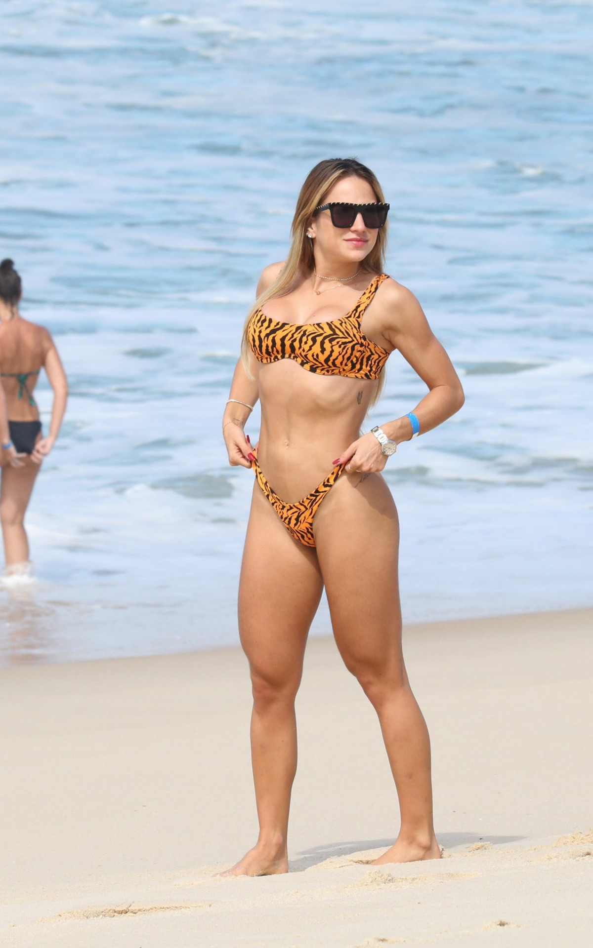 Gabi Martins mostra o corp&atilde;o em praia do Rio