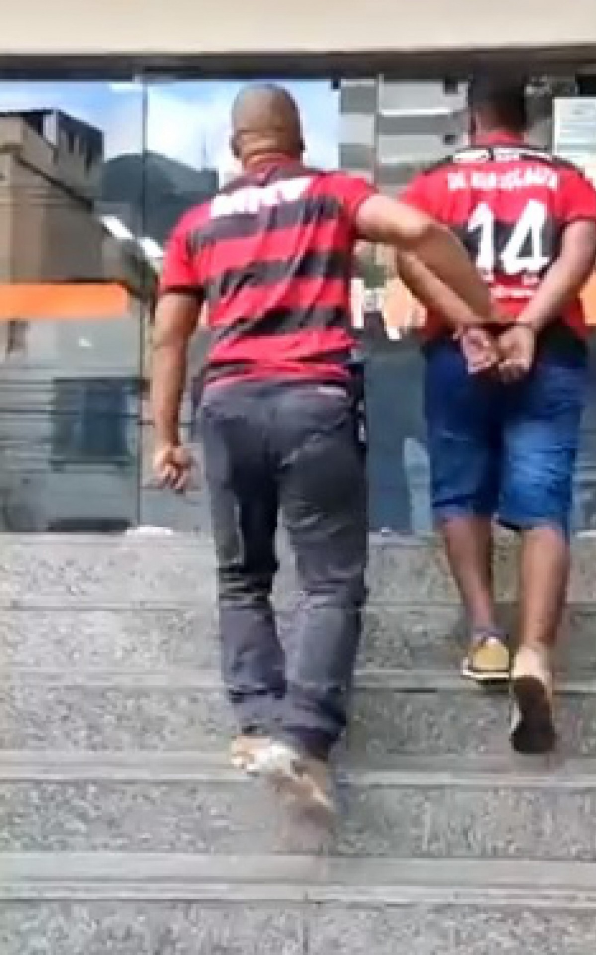 Acusado de praticar roubo de cargas na Zona Norte é preso enquanto assistia jogo do Flamengo no Maracanã
 - Reprodução de vídeo