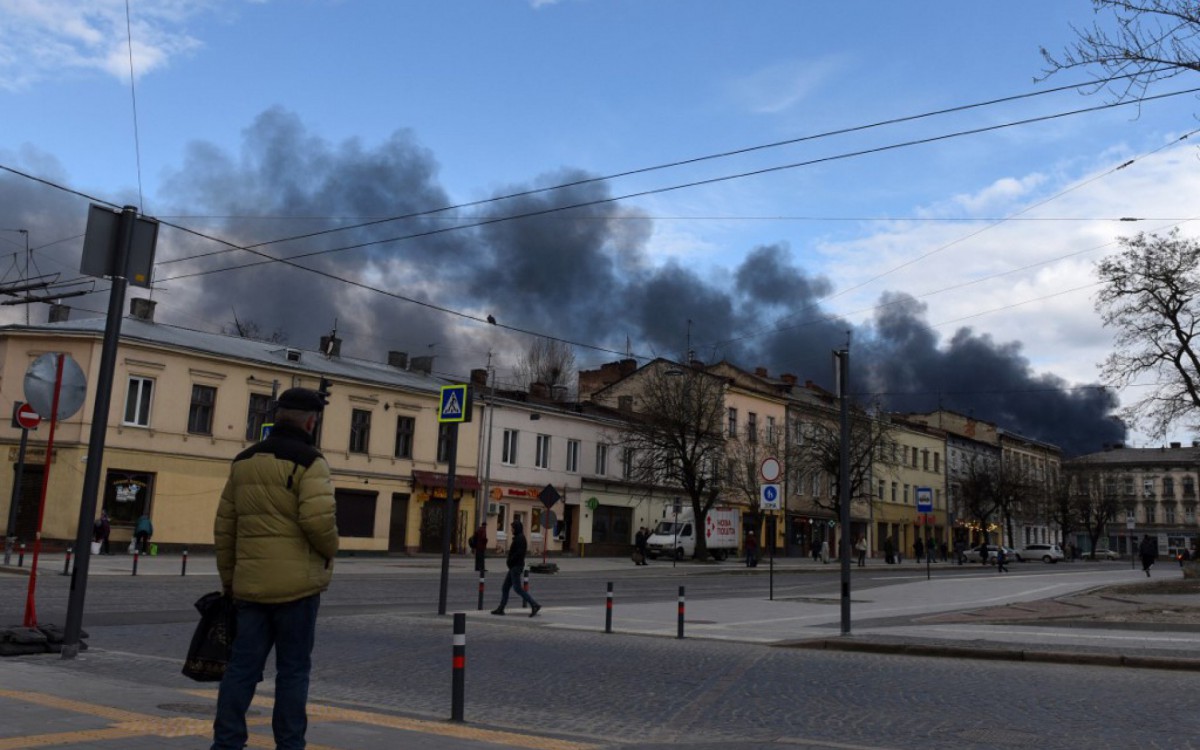Fumaça escura sobe após um ataque aéreo na cidade de Lviv, no oeste da Ucrânia, nesta segunda-feira, 18 - YURIY DYACHYSHYN/AFP
