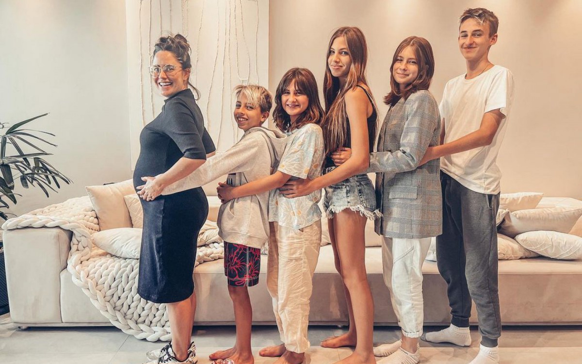 Fernanda Vasconcellos exibe barrigão de sua primeira gravidez em clique com a família do esposo, Cássio Reis - Reprodução/Instagram