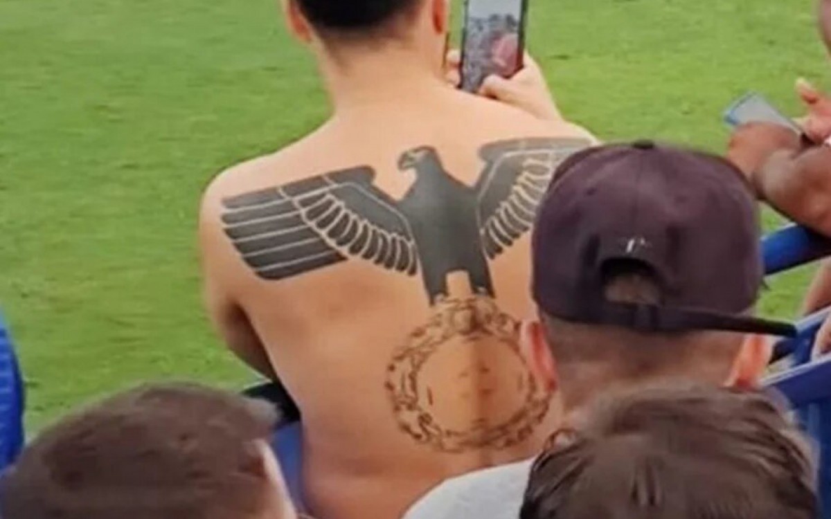 Torcedor é flagrado com tatuagem nazista em jogo da Série D