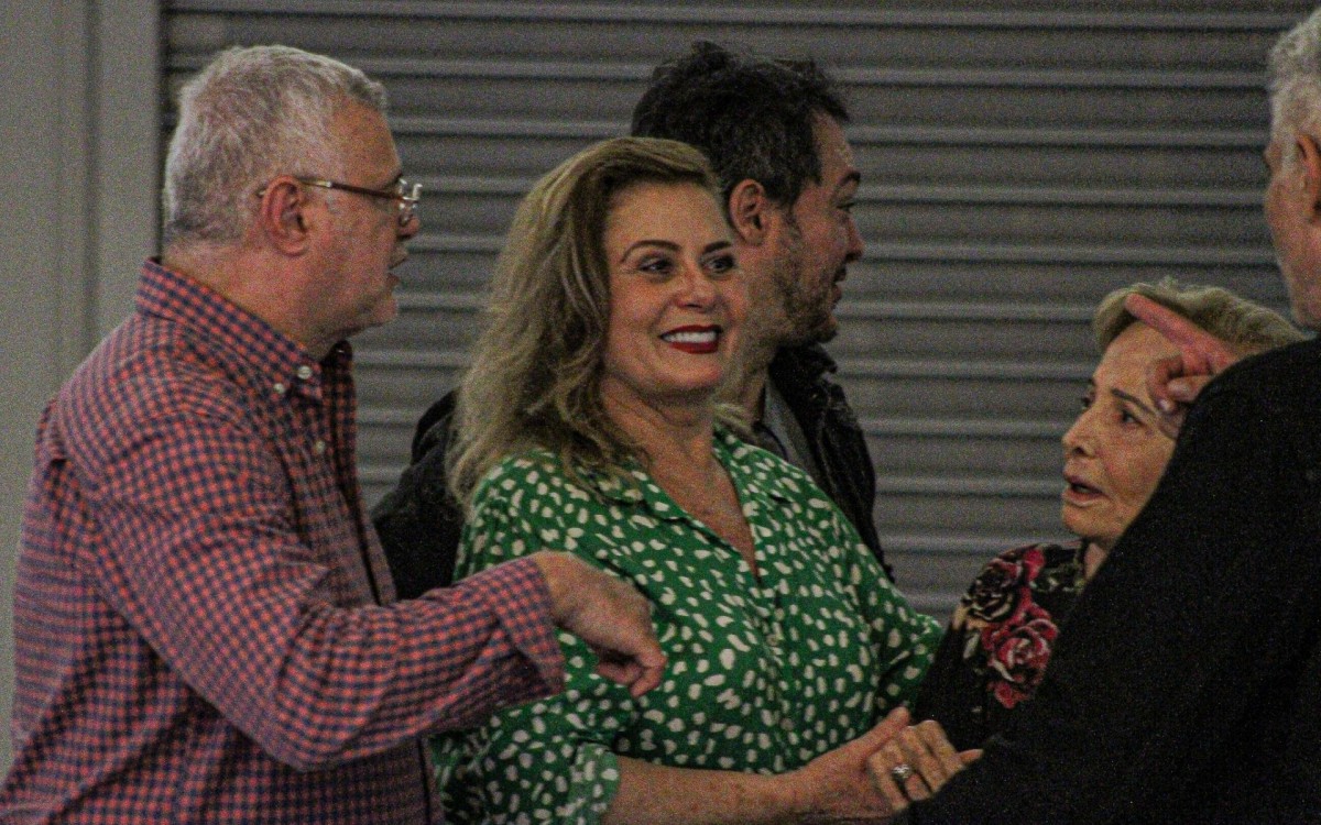 Vera Fischer e Gl&oacute;ria Menezes se encontram em shopping no Rio