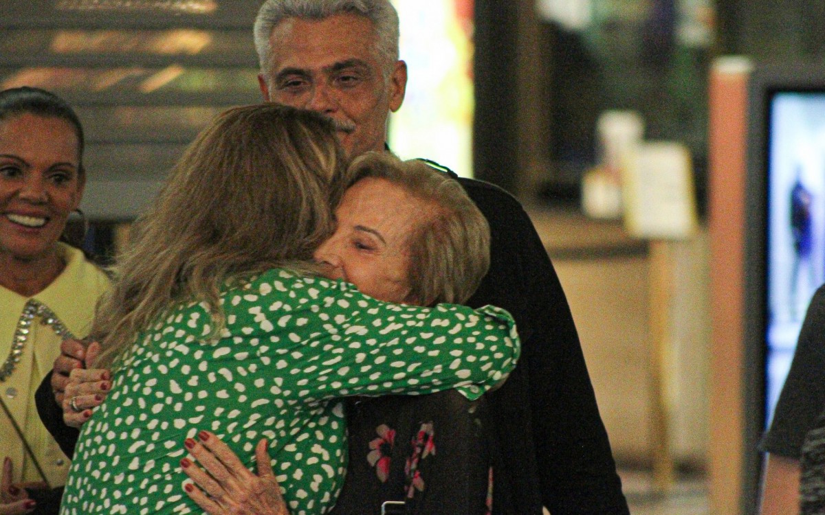 Vera Fischer e Gl&oacute;ria Menezes se encontram em shopping no Rio