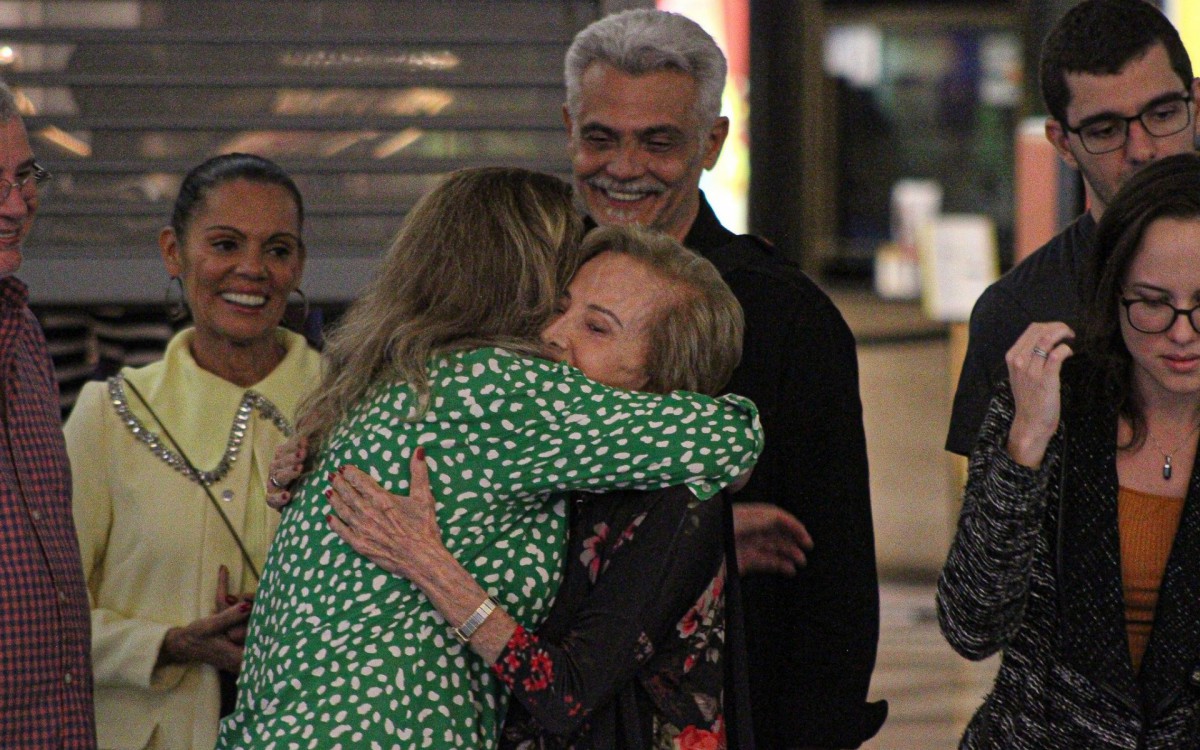 Vera Fischer e Gl&oacute;ria Menezes se encontram em shopping no Rio