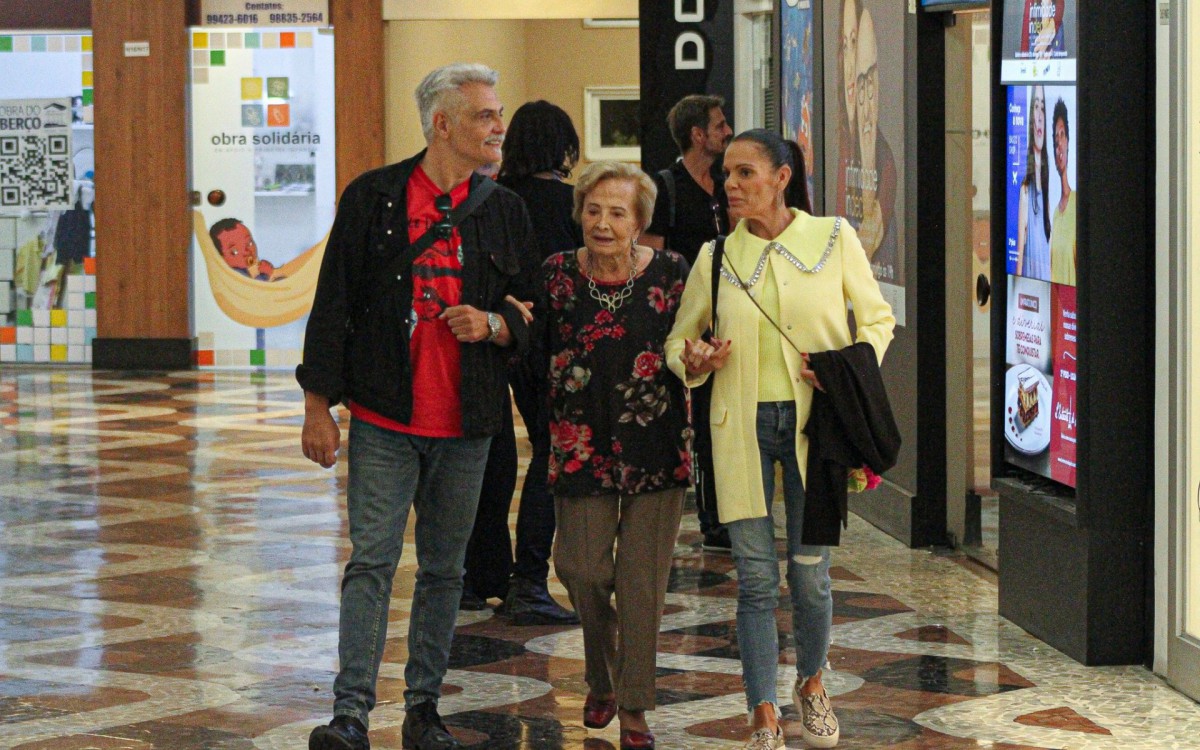 Gl&oacute;ria Menezes passeia no shopping com o filho, Tarc&iacute;sio, e com a nora, Mocita