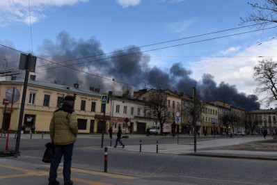 Rússia dispara mísseis contra o oeste da Ucrânia e também concentra forças no leste
