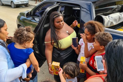 Jojo Todynho distribui caixas de bombom na comunidade em que nasceu