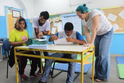 Instrutores de braille em Caxias criam métodos de reforço nas escolas