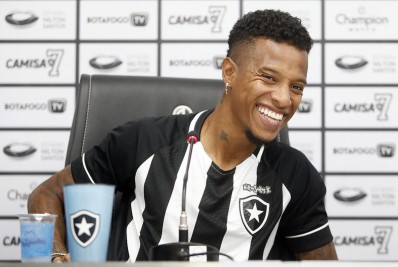 Tchê Tchê nega que jogadores do Botafogo tenham recebido 'bicho dobrado' por vencer o Flamengo