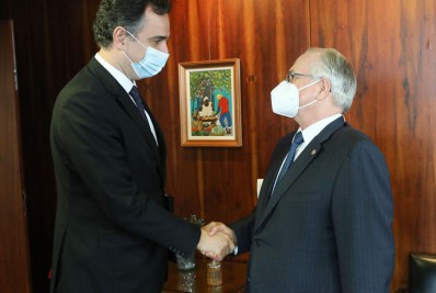 Presidente do Senado visita Fachin e elogia TSE após Bolsonaro atacar acordo com WhatsApp