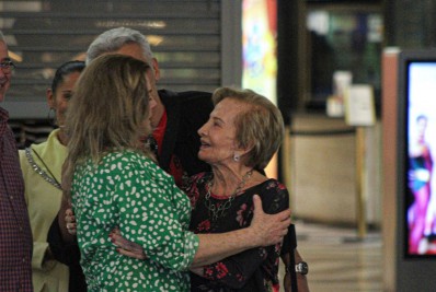Glória Menezes e Vera Fischer se encontram durante passeio no shopping