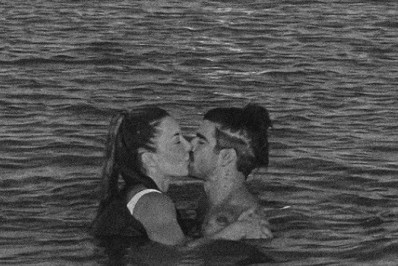 Caio Castro troca beijos com namorada durante viagem