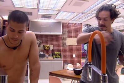 Arthur Aguiar fala sobre chamar brothers para sua casa: 'Está amarrado'