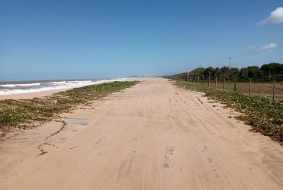 Ressaca provoca ondas de 1,70 metros na praia do Farol e pescadores evitam entrar no mar