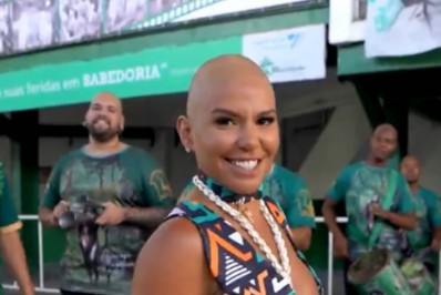 Em preparação para o Carnaval, Rainha de bateria da Mocidade raspa o cabelo: 'Gesto pioneiro e ousado'