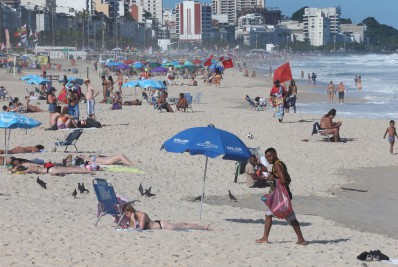 Prefeitura do Rio realiza 'ação educativa' após proibição de caixas de som nas praias