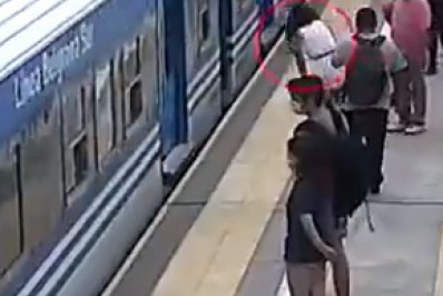 Mulher desmaia e cai no vão entre trem, ainda em movimento, e plataforma na Argentina