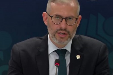 Bolsonaro oficializa Victor Godoy Veiga como novo ministro da Educação