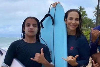 Ivete Sangalo faz aula de surfe com filho mais velho