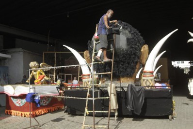 Barracão das Escolas de Samba da série Prata e Bronze que desfilam na Intendente Magalhães - Marcos Porto / Agência O Dia