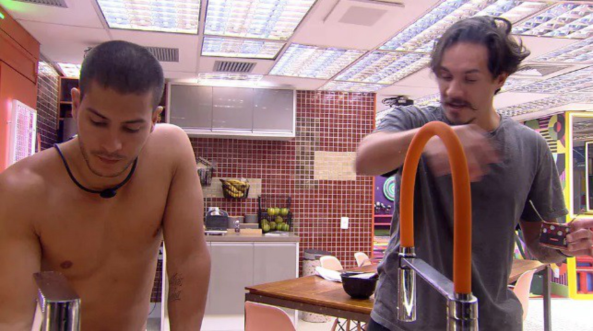 Arthur e Eliezer na cozinha do 'BBB 22' - Reprodução/Gshow