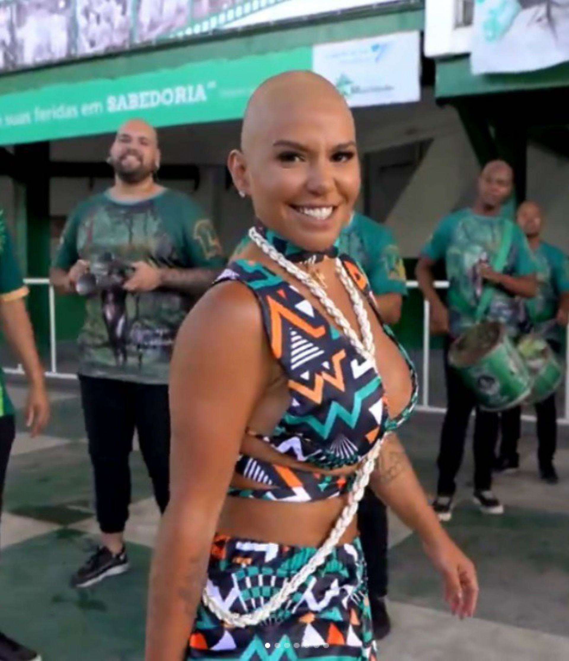 Rainha de bateria da Mocidade, Giovana Angélica raspa o cabelo - reprodução do instagram