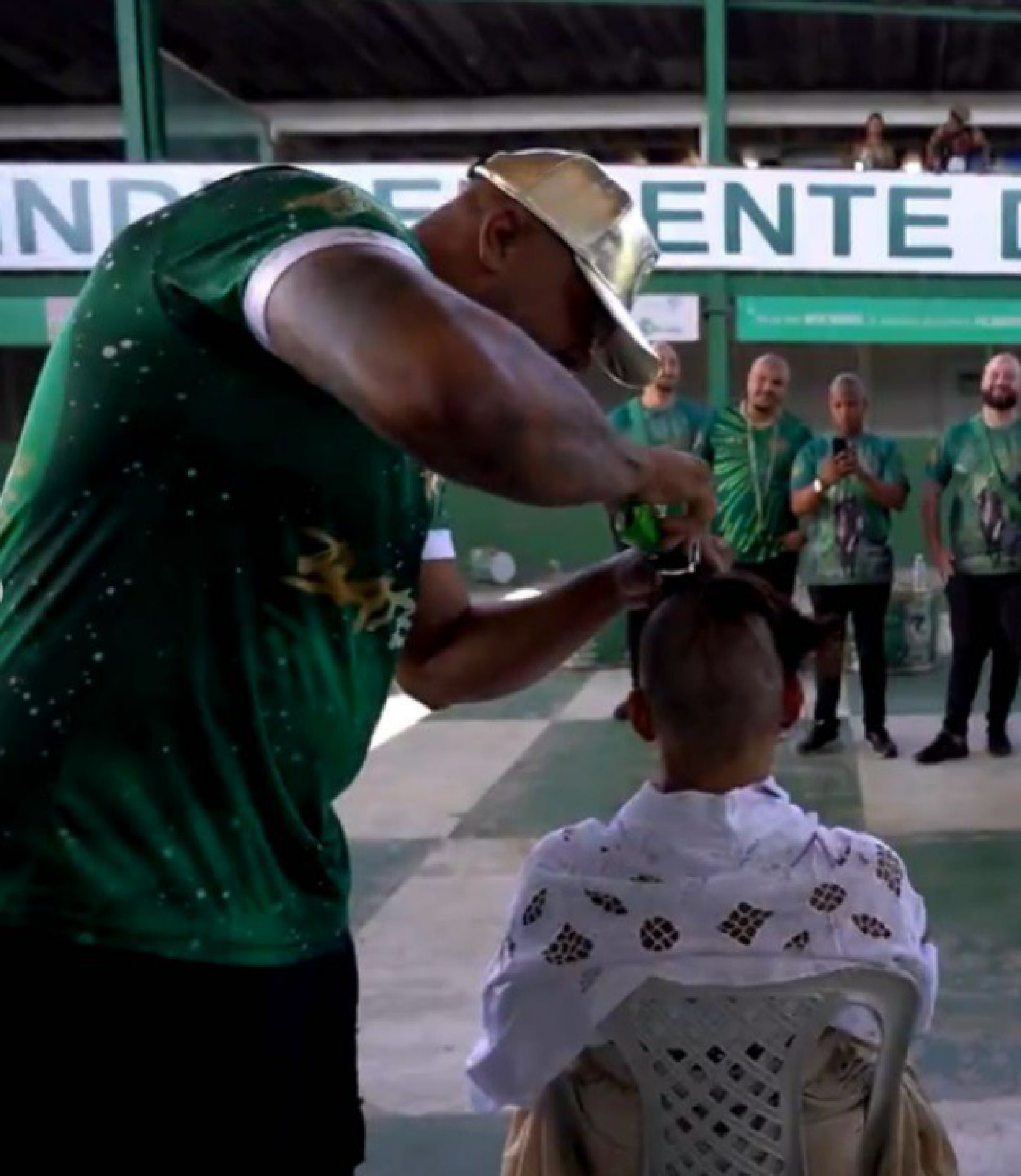 Rainha de bateria da Mocidade, Giovana Angélica raspa o cabelo - reprodução do instagram