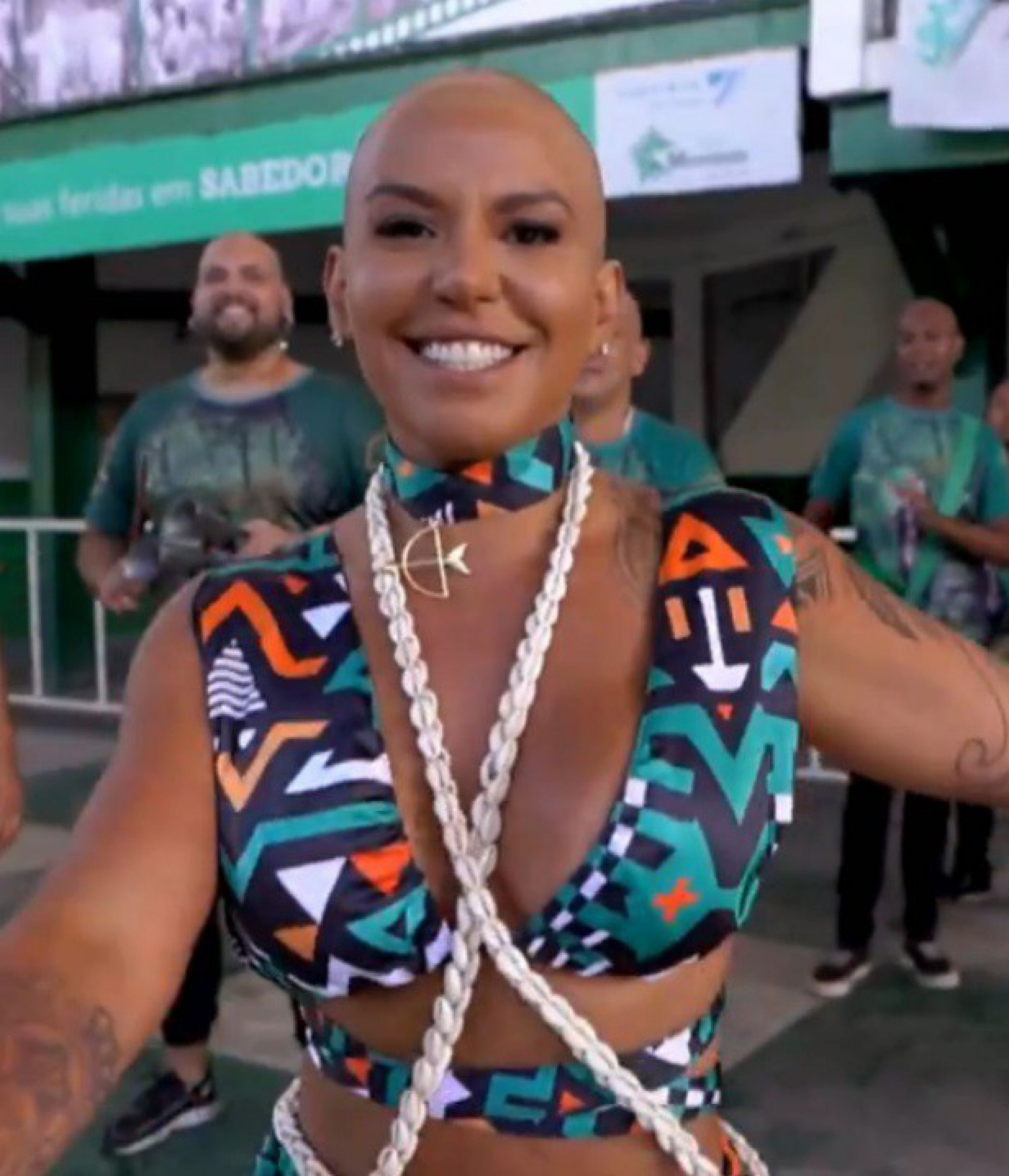 Rainha de bateria da Mocidade, Giovana Angélica raspa o cabelo - reprodução do instagram