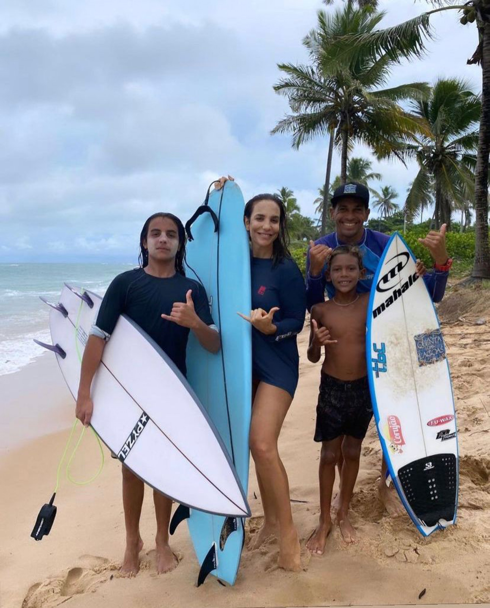 Dupla aproveitou aulas de surfe na Bahia - Reprodução