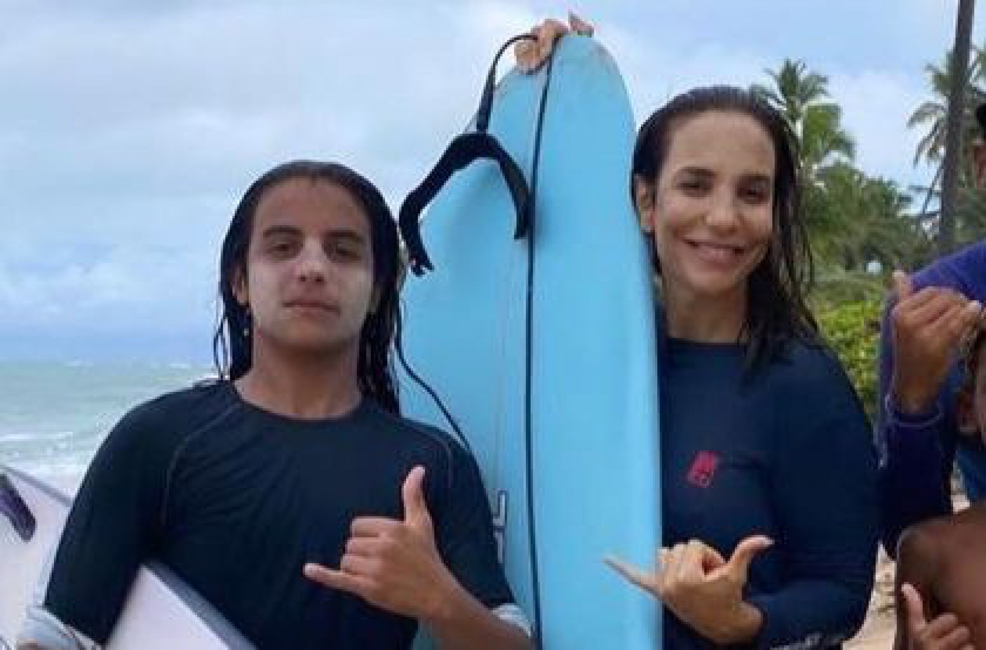 Ivete e seu filho Marcelo curtiram um dia de praia e surfe - Reprodução