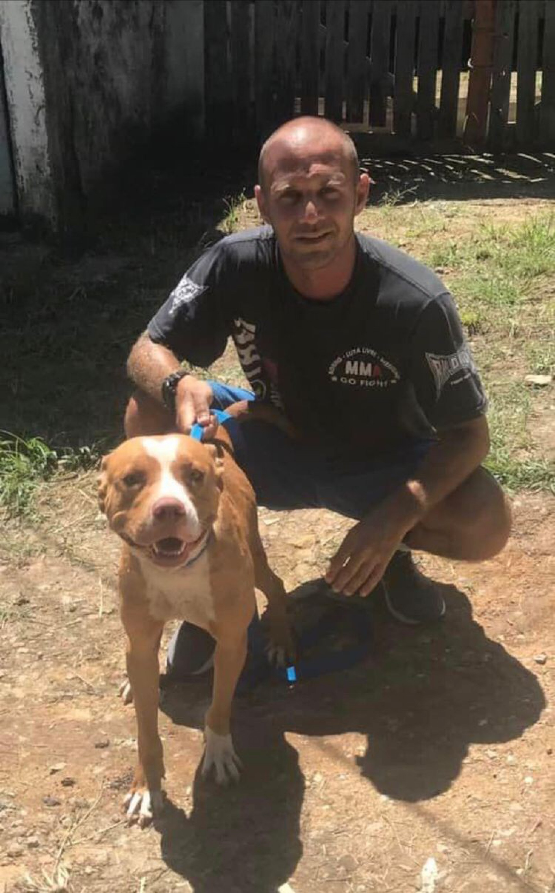 Gustavo com um cachorro que foi resgatado após ficar três meses amarrado em um poste - Arquivo Pessoal