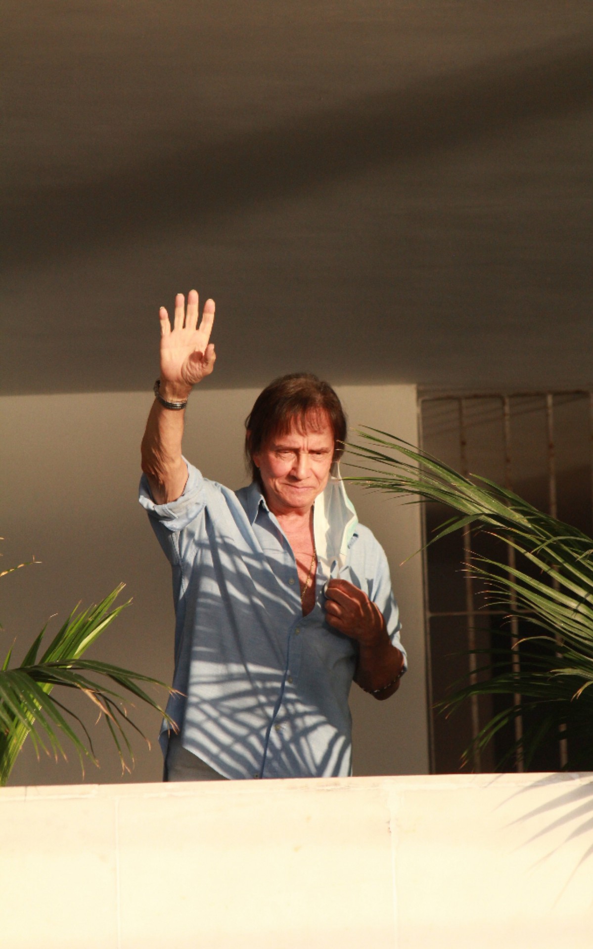 Roberto Carlos completa 81 anos nesta ter&ccedil;a-feira e recebe homenagens dos f&atilde;s na portaria de seu pr&eacute;dio, na Urca, na Zona Sul do Rio