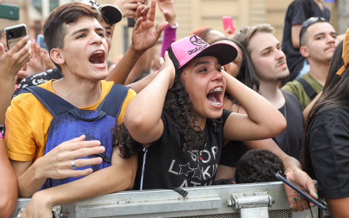 F&atilde;s de Jo&atilde;o Gomes no show no Mercado Municipal de S&atilde;o Paulo