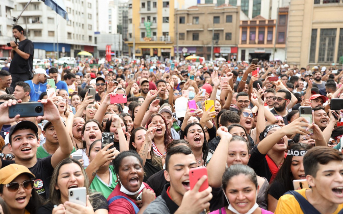 F&atilde;s de Jo&atilde;o Gomes no show no Mercado Municipal de S&atilde;o Paulo