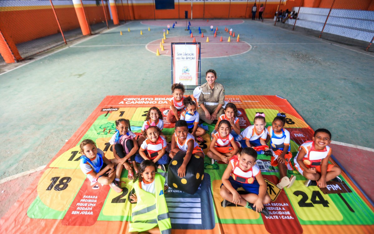 A agente Edilene Andrade interagiu com as crian&ccedil;as durante as atividades