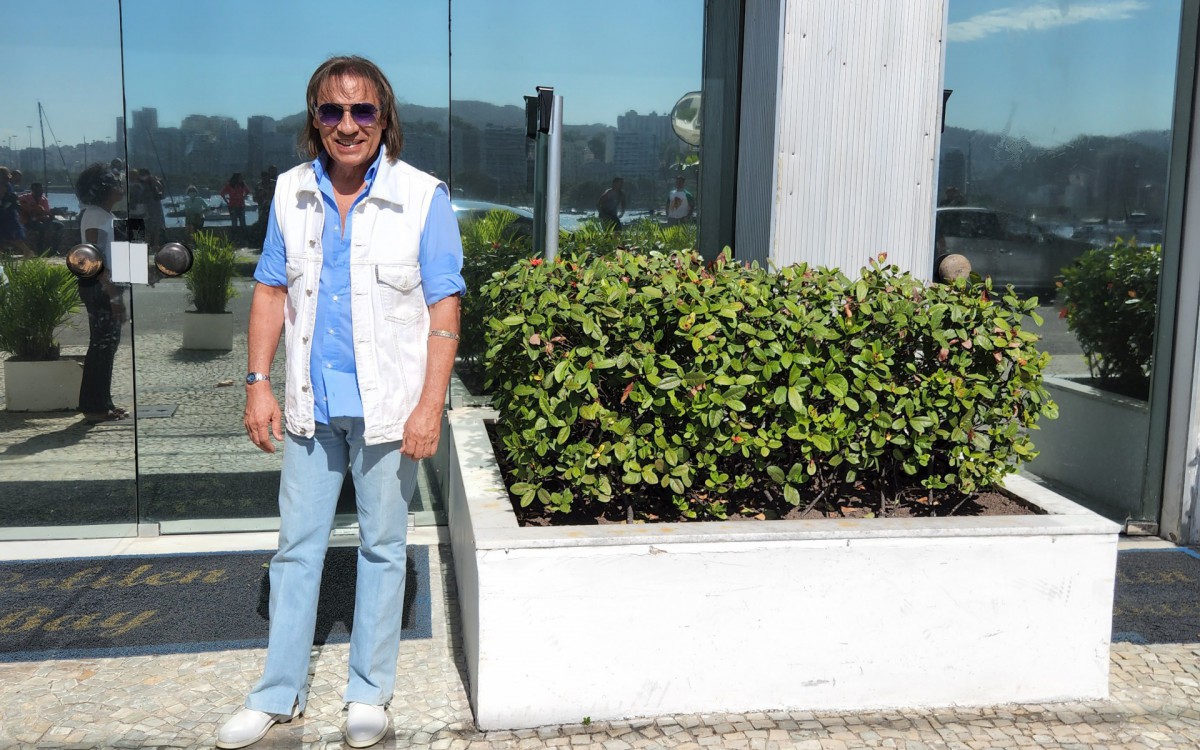 S&oacute;sia de Roberto Carlos na portaria do cantor, na Urca, Zona Sul do Rio