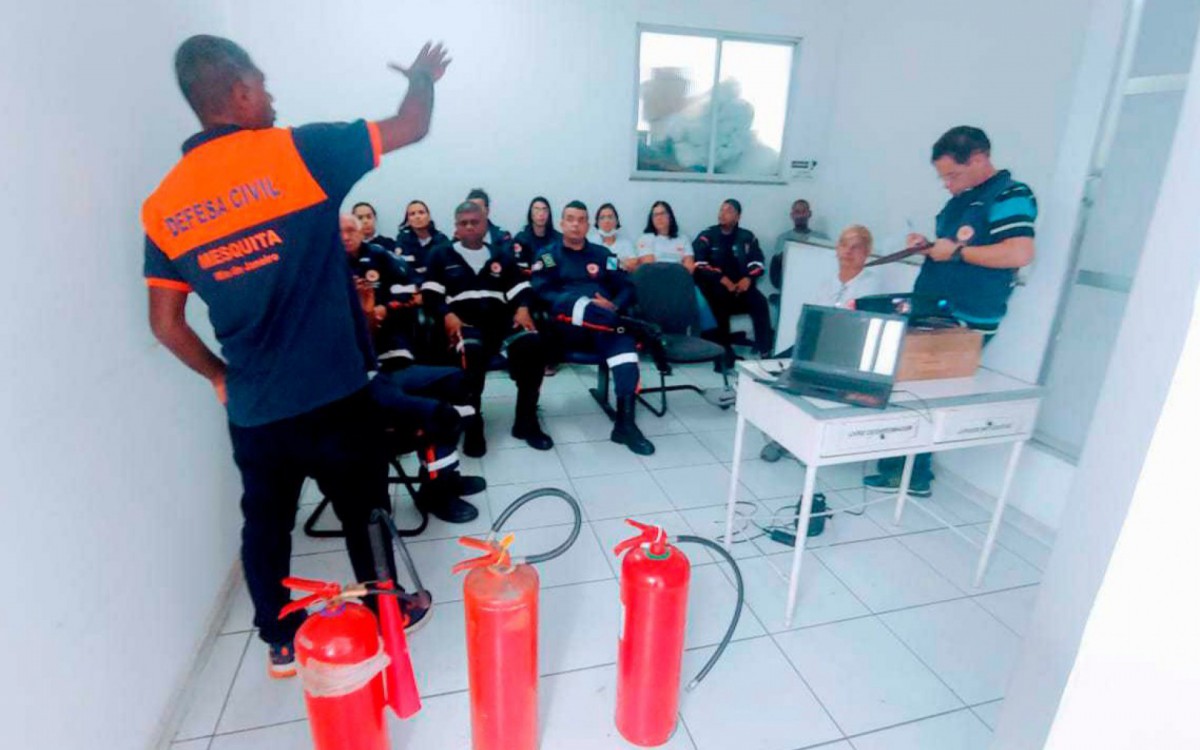 Palestra de combate a inc&ecirc;ndio na sede do SAMU Mesquita
