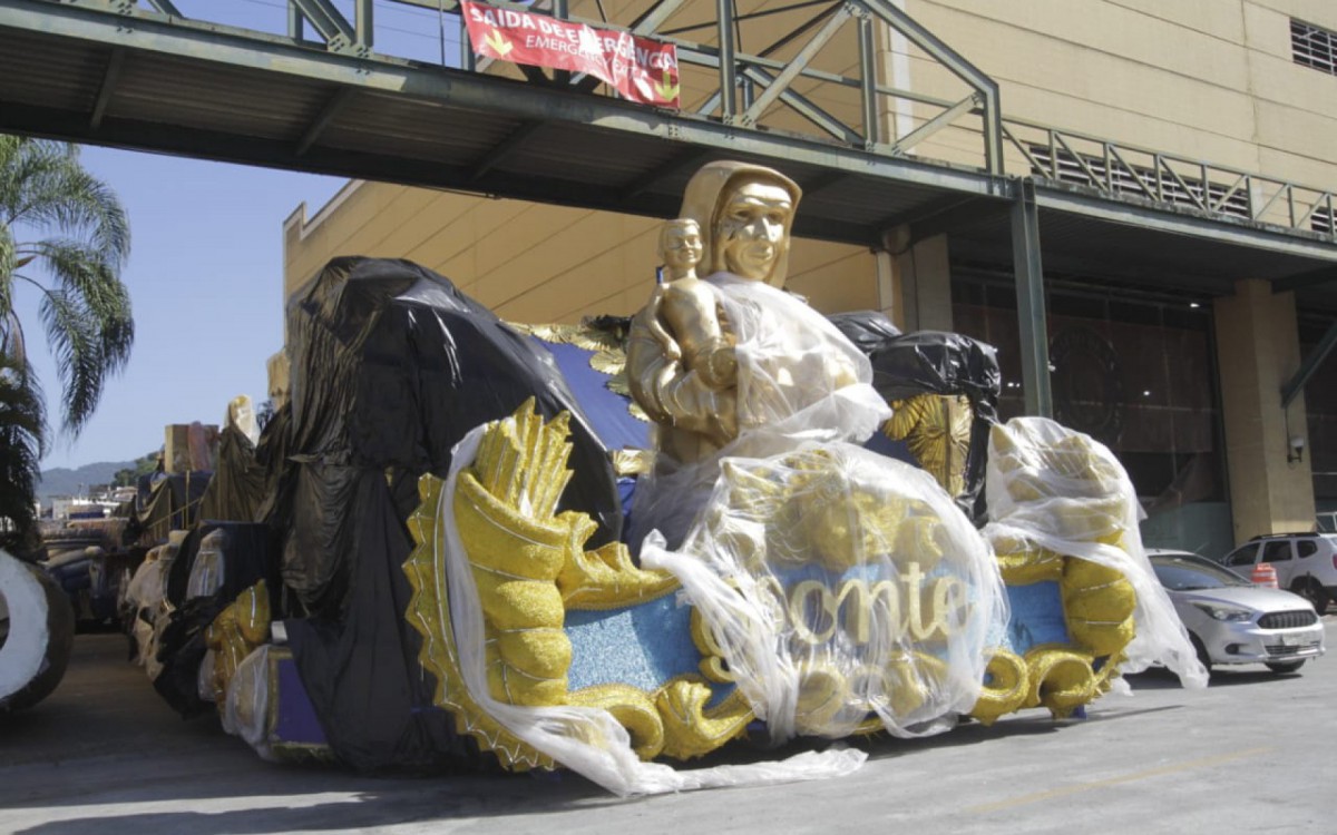 Santa Dulce dos Pobres, da Unidos da Ponte: pronta para deixar a Cidade do Samba - marcos Porto 