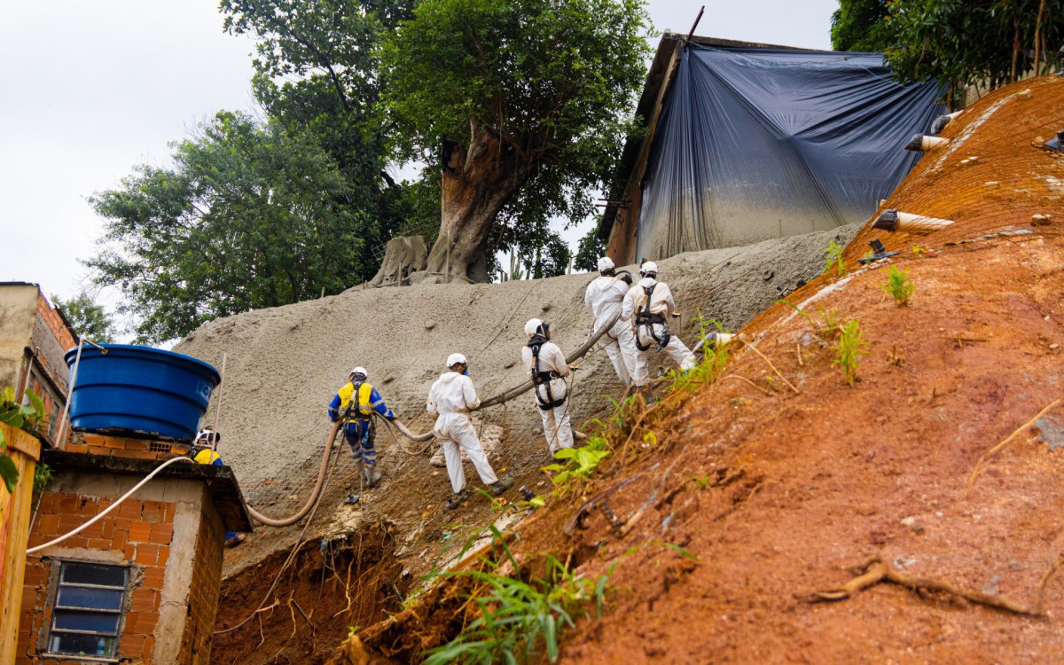  A concretagem em jato da encosta continua a ser feita por oper&aacute;rios-alpinistas contratados pela empresa que presta servi&ccedil;os &agrave; Secretaria de Estado das Cidades, em contrato de coopera&ccedil;&atilde;o t&eacute;cnica com a Prefeitura