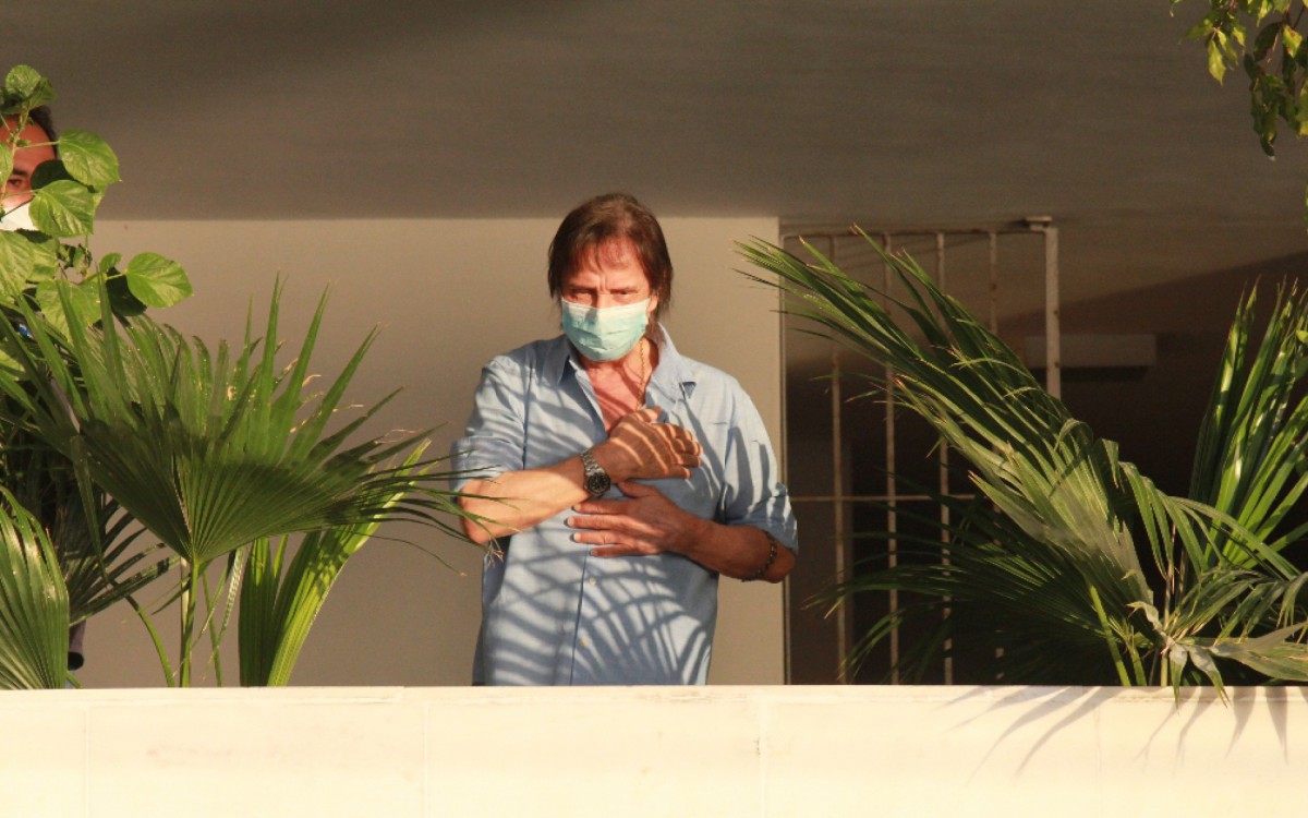 Roberto Carlos completa 81 anos nesta ter&ccedil;a-feira e recebe homenagens dos f&atilde;s na portaria de seu pr&eacute;dio, na Urca, na Zona Sul do Rio