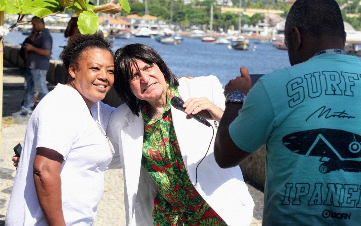 F&atilde; posa com s&oacute;sia de Roberto Carlos