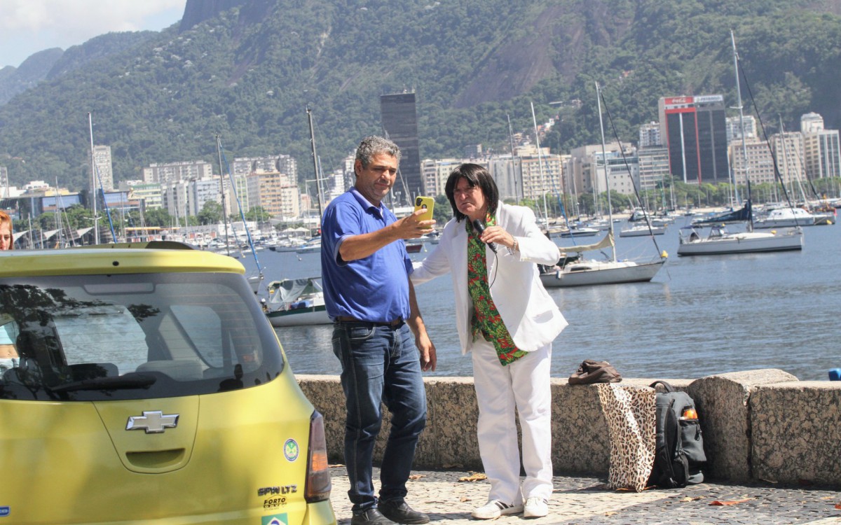 F&atilde;s de Roberto Carlos homenageiam cantor no dia do seu anivers&aacute;rio de 81 anos