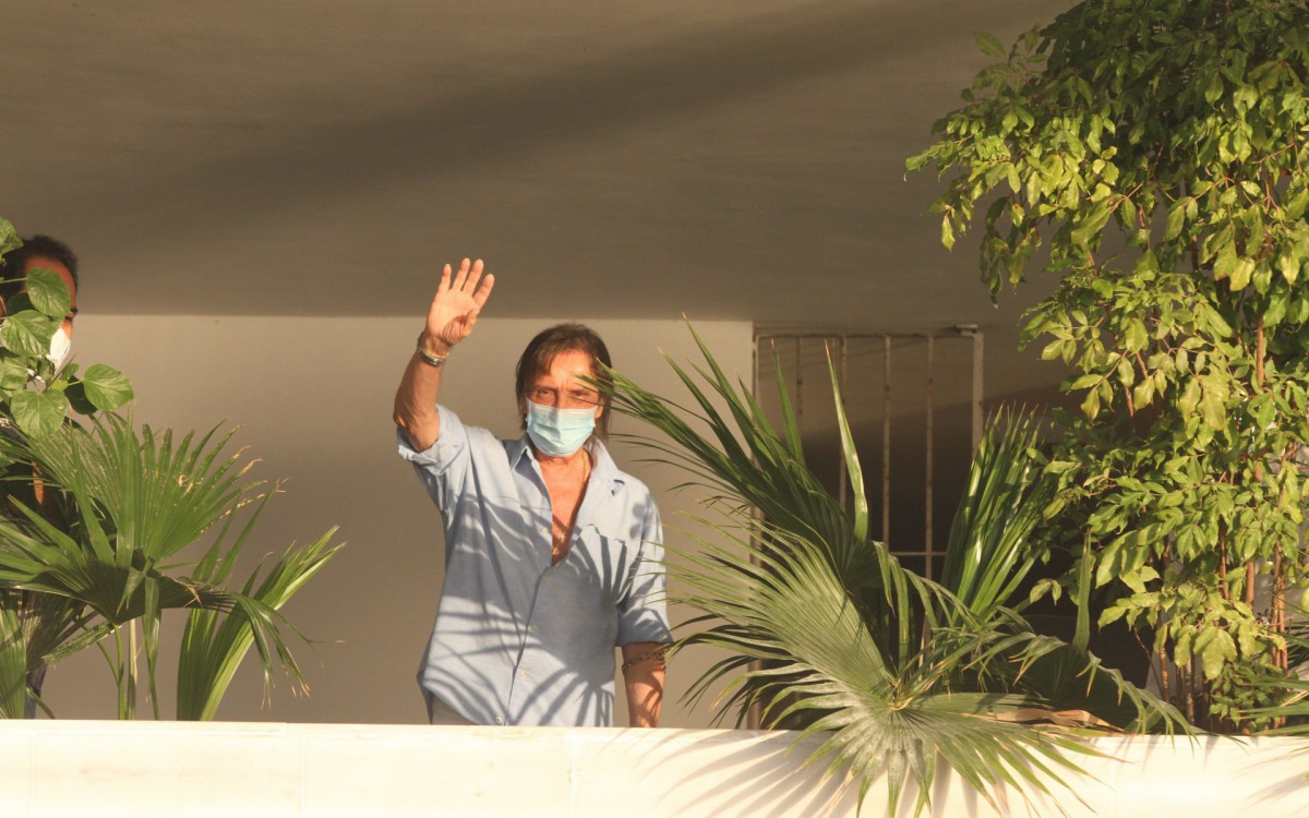 Como j&aacute; &eacute; tradi&ccedil;&atilde;o, ele surgiu na sacada de seu pr&eacute;dio para cumprimentar os f&atilde;s