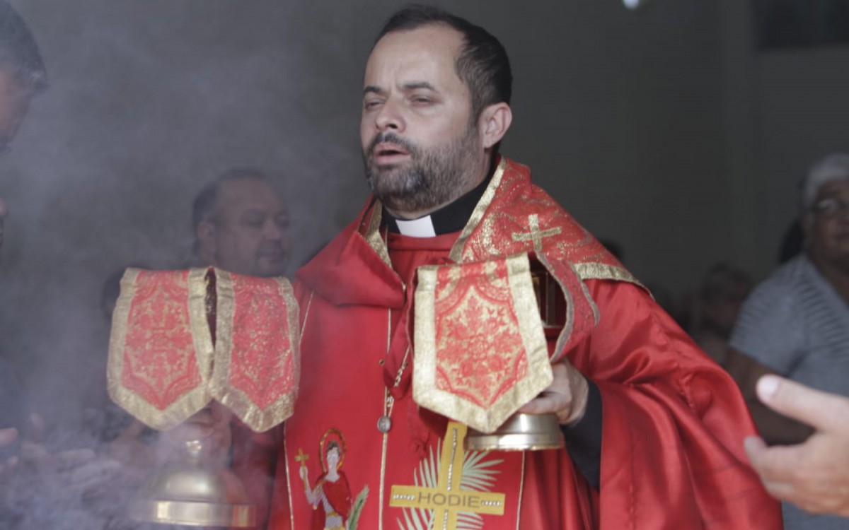 O padre Paulo Lemes, que está na paróquia de Santo Expedito, na Penha, há um ano e seis meses, faz uma das sete missas desta terça-feira