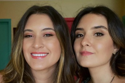 Clique raro! Filhas gêmeas de Fátima Bernardes e William Bonner posam juntinhas